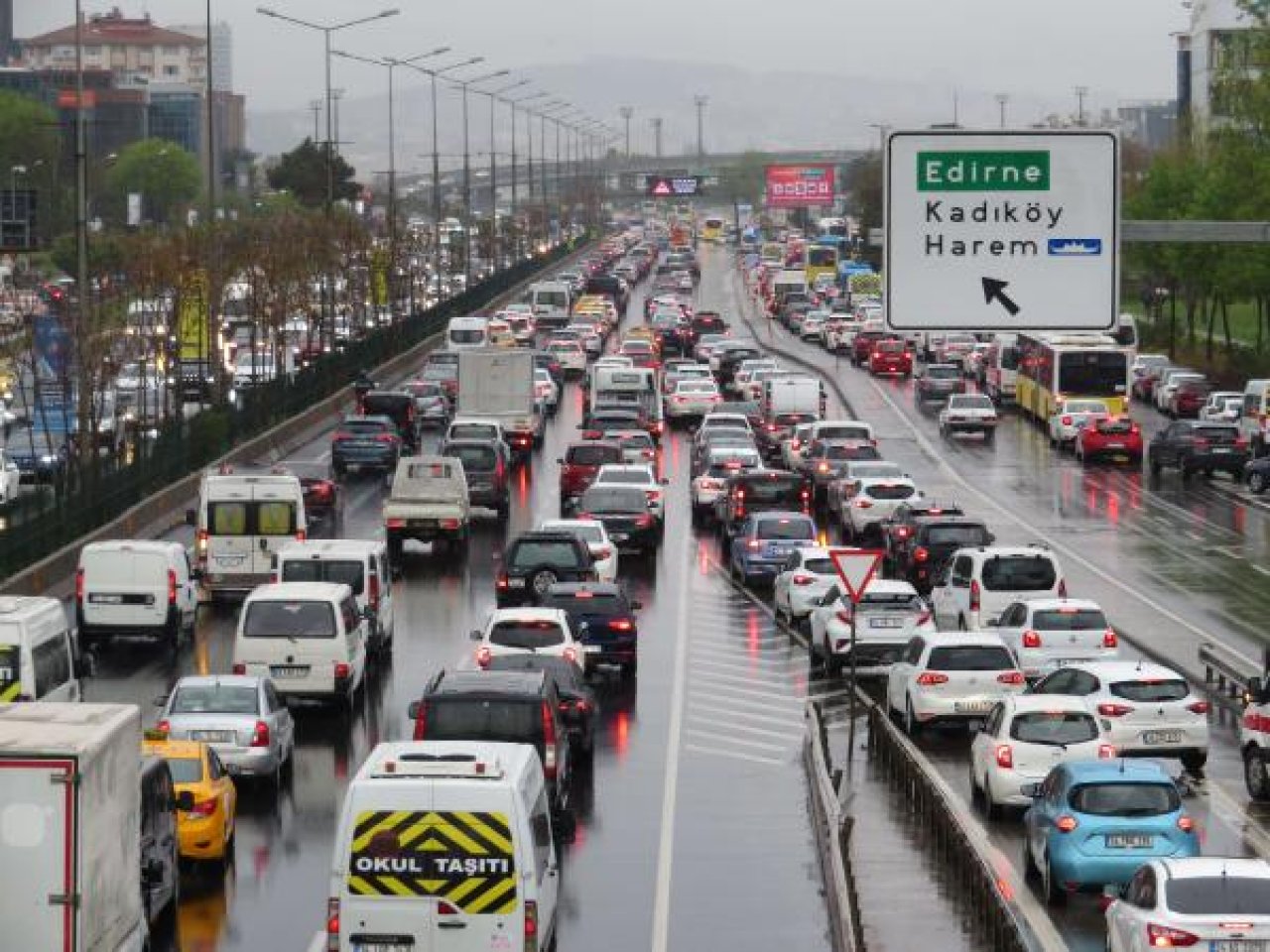 İstanbul'da yağmur trafiği: Yoğunluk yüzde 75'e ulaştı