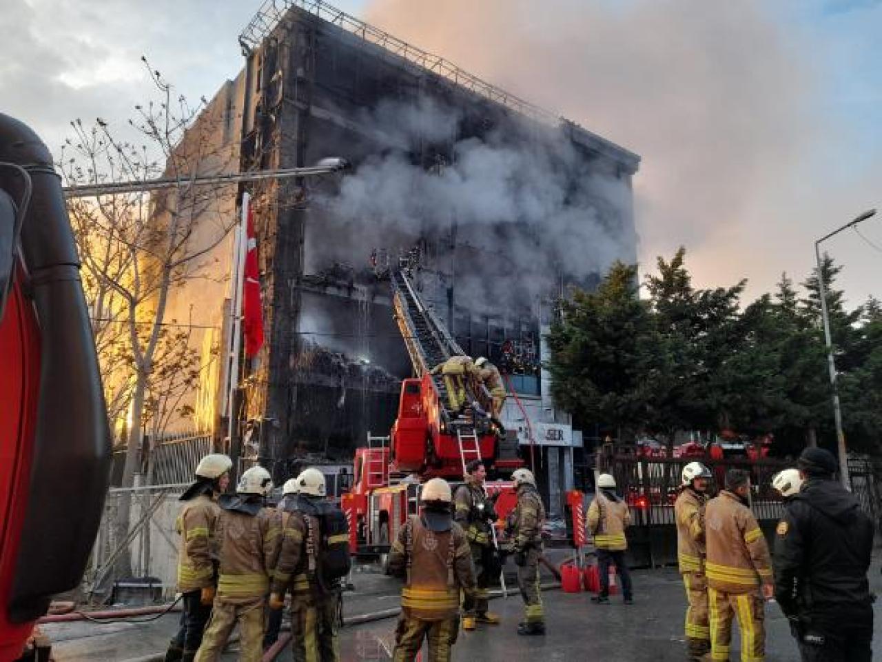 Akit'in binasındaki yangın devam ediyor