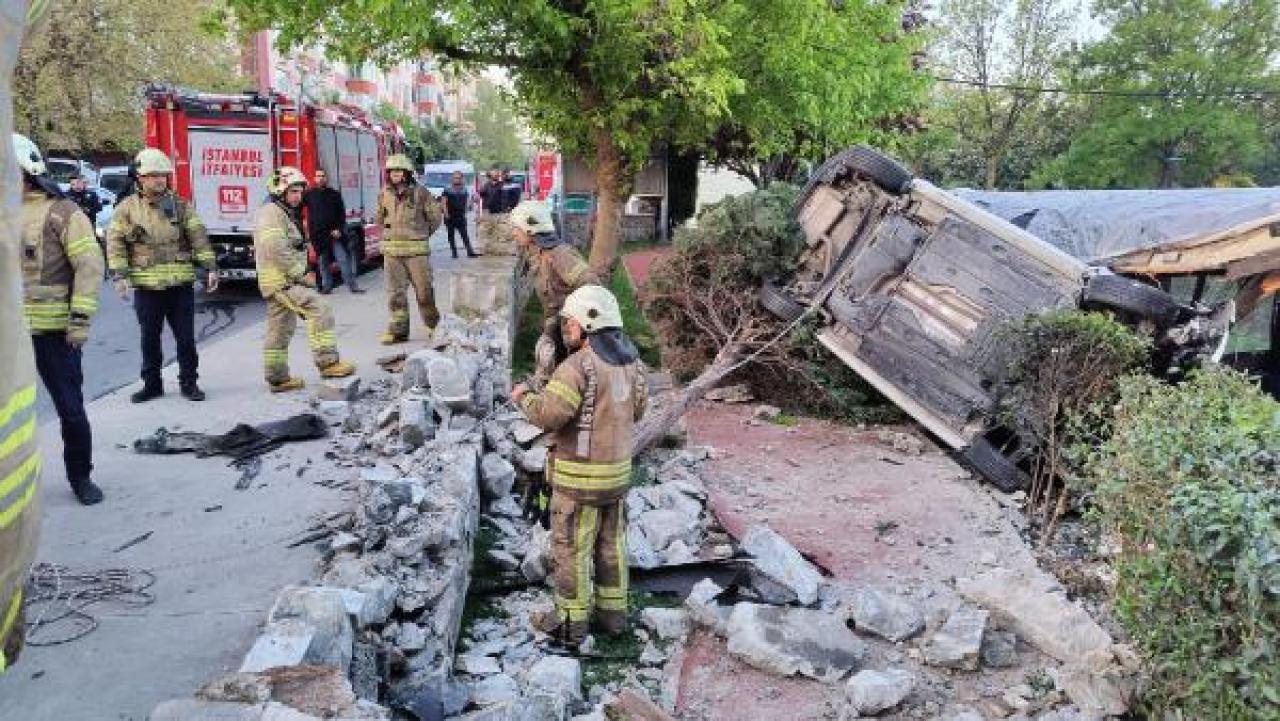 Otomobil kafenin bahçesine girdi: 1 ağır yaralı 