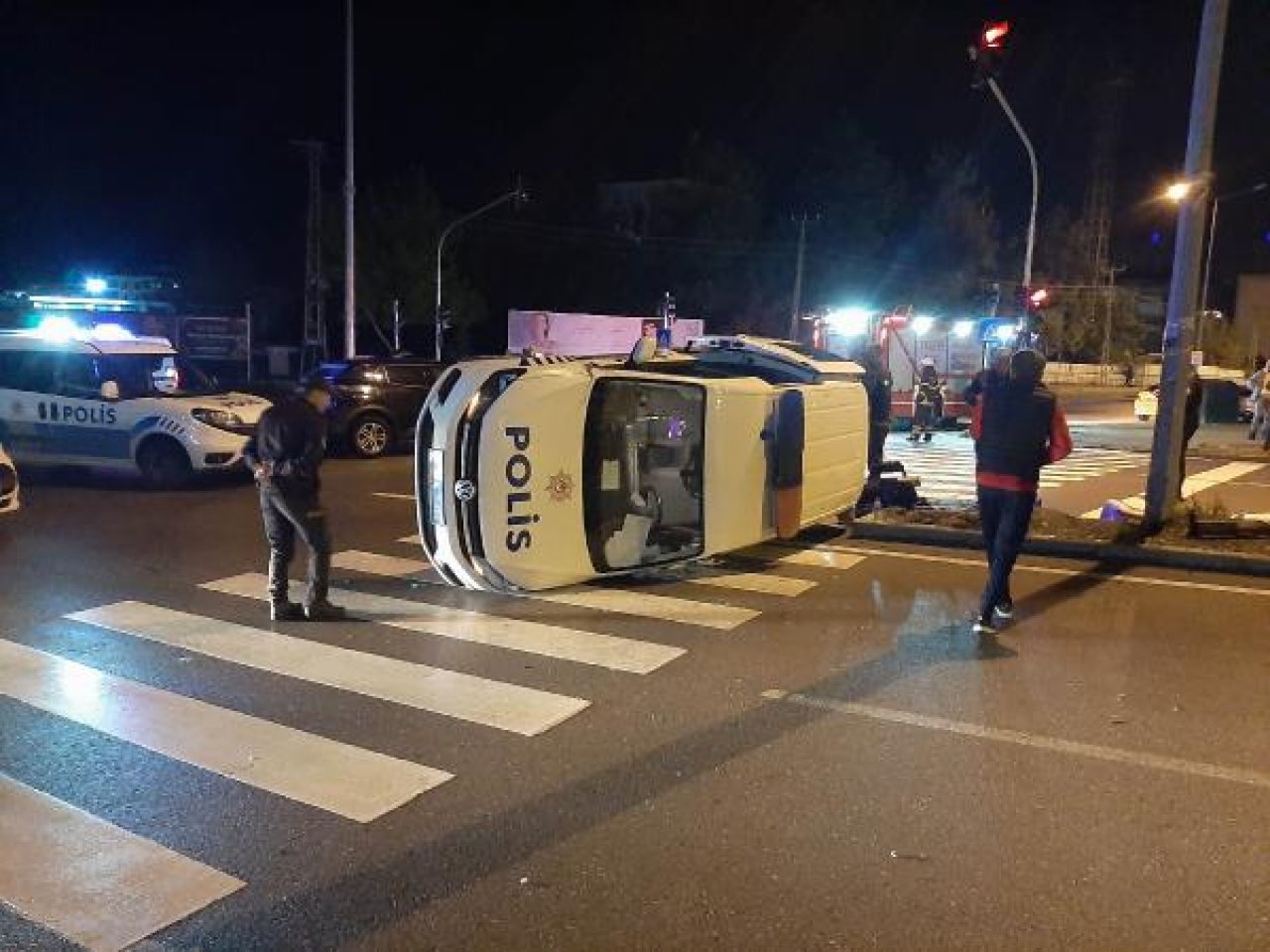 Polis aracı ile otomobil çarpıştı: 2 polis yaralı