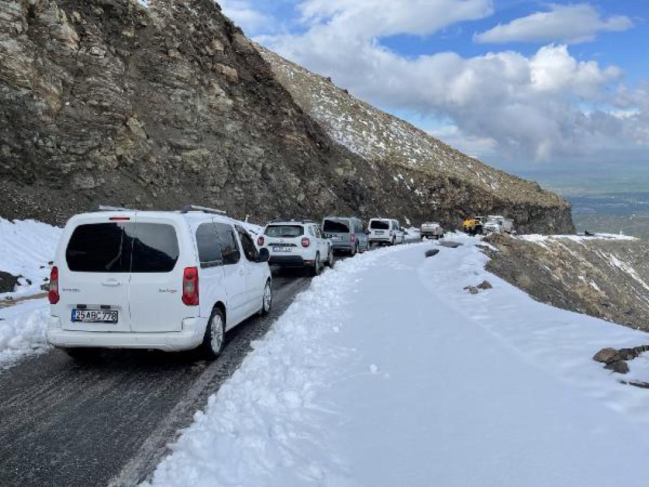 Muş'ta kar nedeniyle 31 köy yolu kapandı