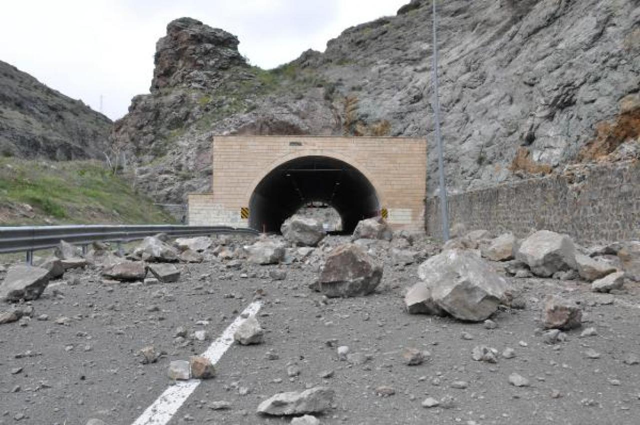 Gümüşhane'de heyelan kara yolunu ulaşıma kapattı