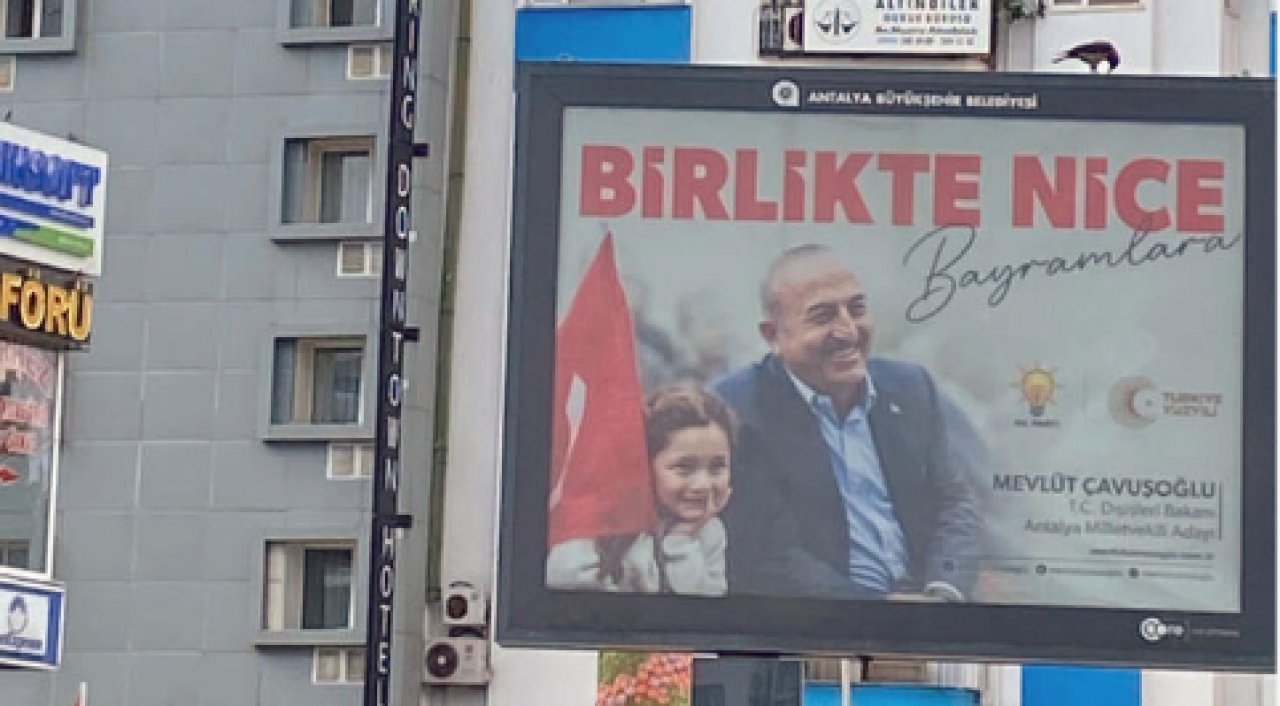 Antalya'da Çavuşoğlu'nun bayraklı afişleri kaldırıldı