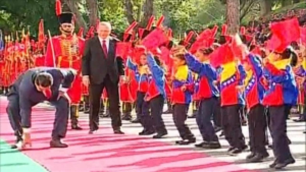 Maduro, rüzgardan yere düşen Türk bayrağını kaldırdı