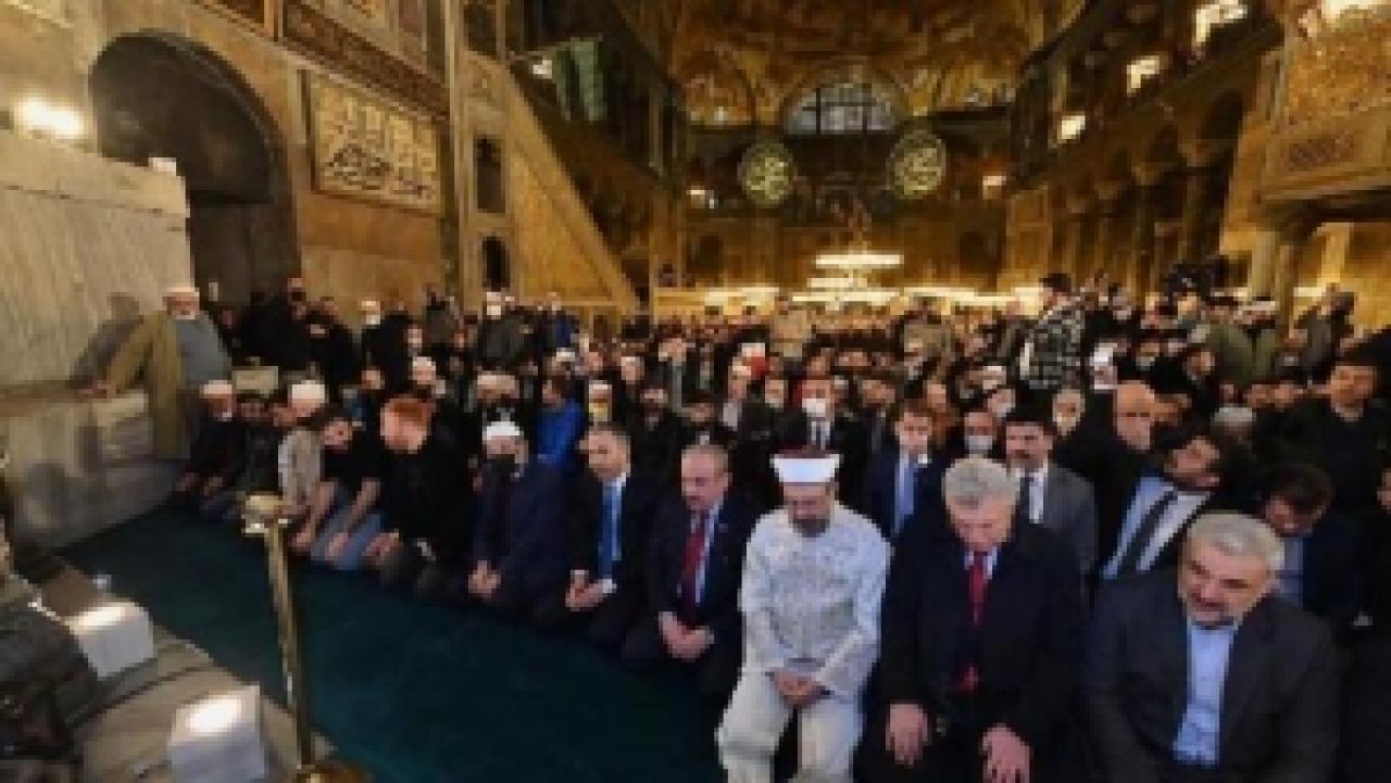 Ayasofya Camii'nde 88 yıl sonra ilk teravih namazı kılındı