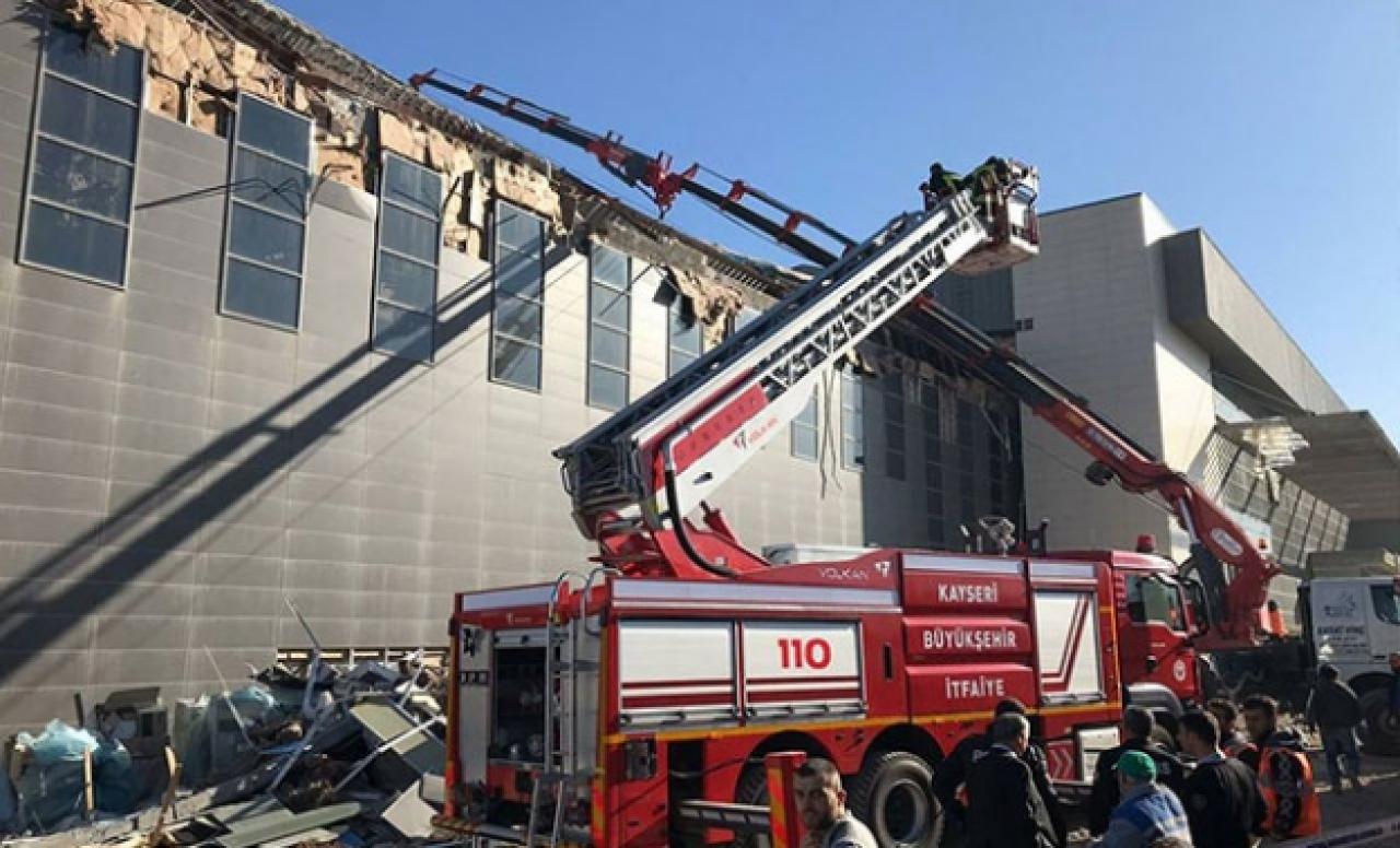 Erciyes Üniversitesi'nin 6 katlı kongre merkezinde çökme