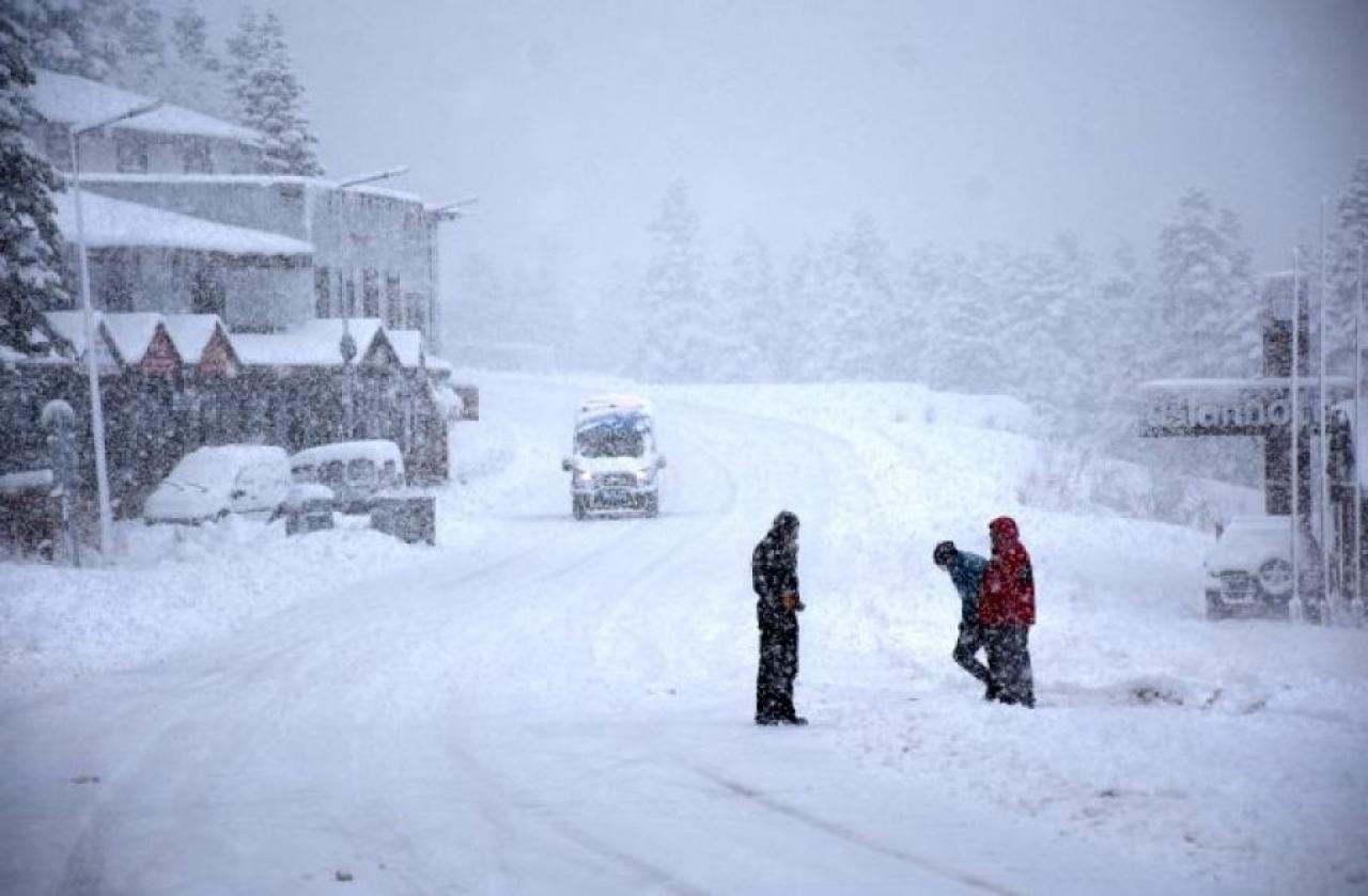 Uludağ'da beklenen kar yağışı başladı