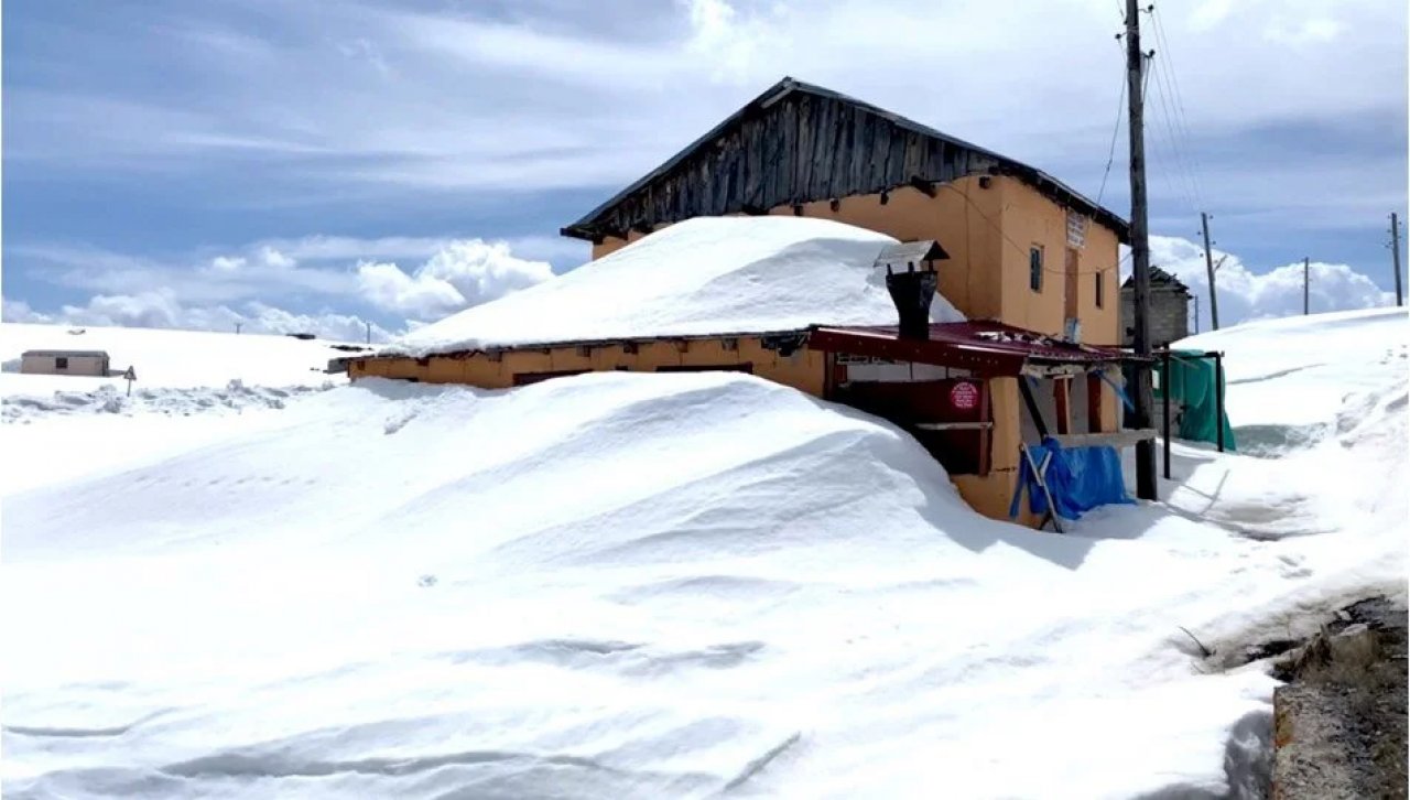 Yayla Evleri, Nisan Sonunda Kar Altında