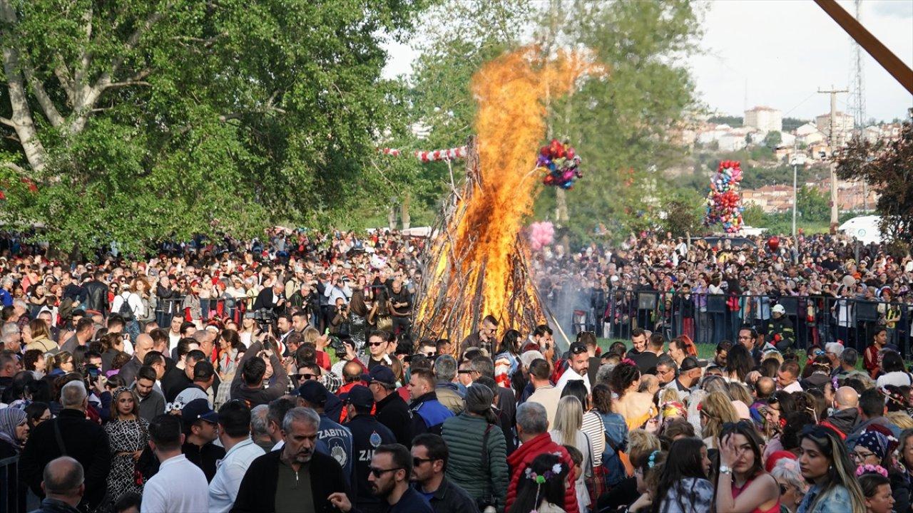 Geleneksel "Kakava ateşi" yakıldı.  Hıdrellez ve Kakava Şenlikleribaşladı