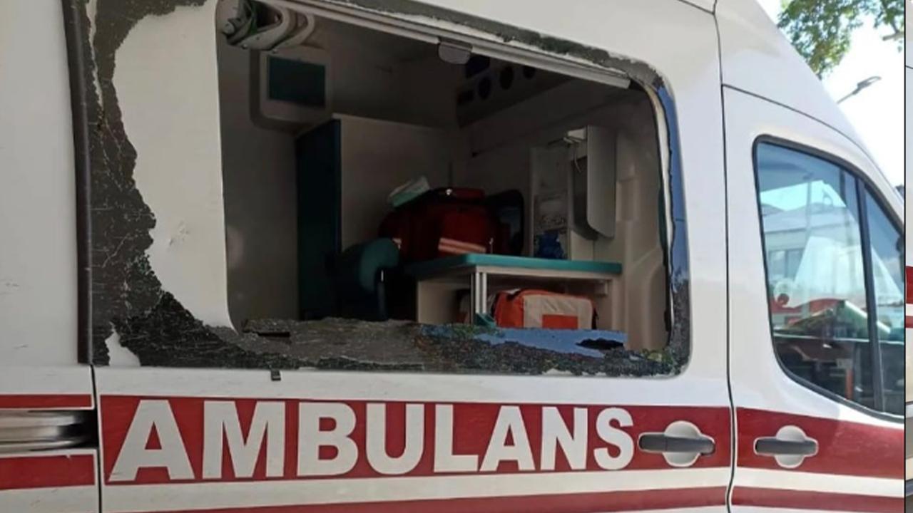 Sağlıkçılara çekiçle saldırı: Ambulansın camını kırdılar