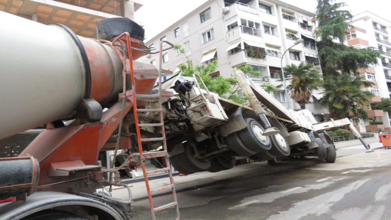 Kadıköy'de yol çöktü