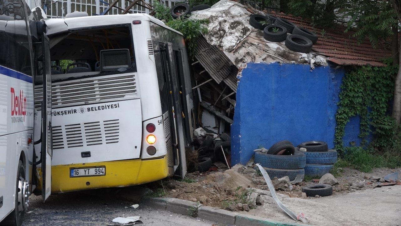 Servis otobüsüyle çarpışan halk otobüsü iş yerine daldı!