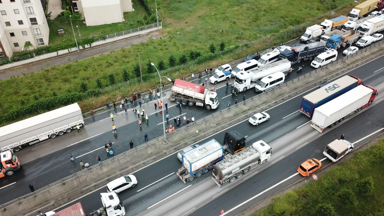 TEM'de kamyon devrildi: Ankara yönü ulaşıma kapandı