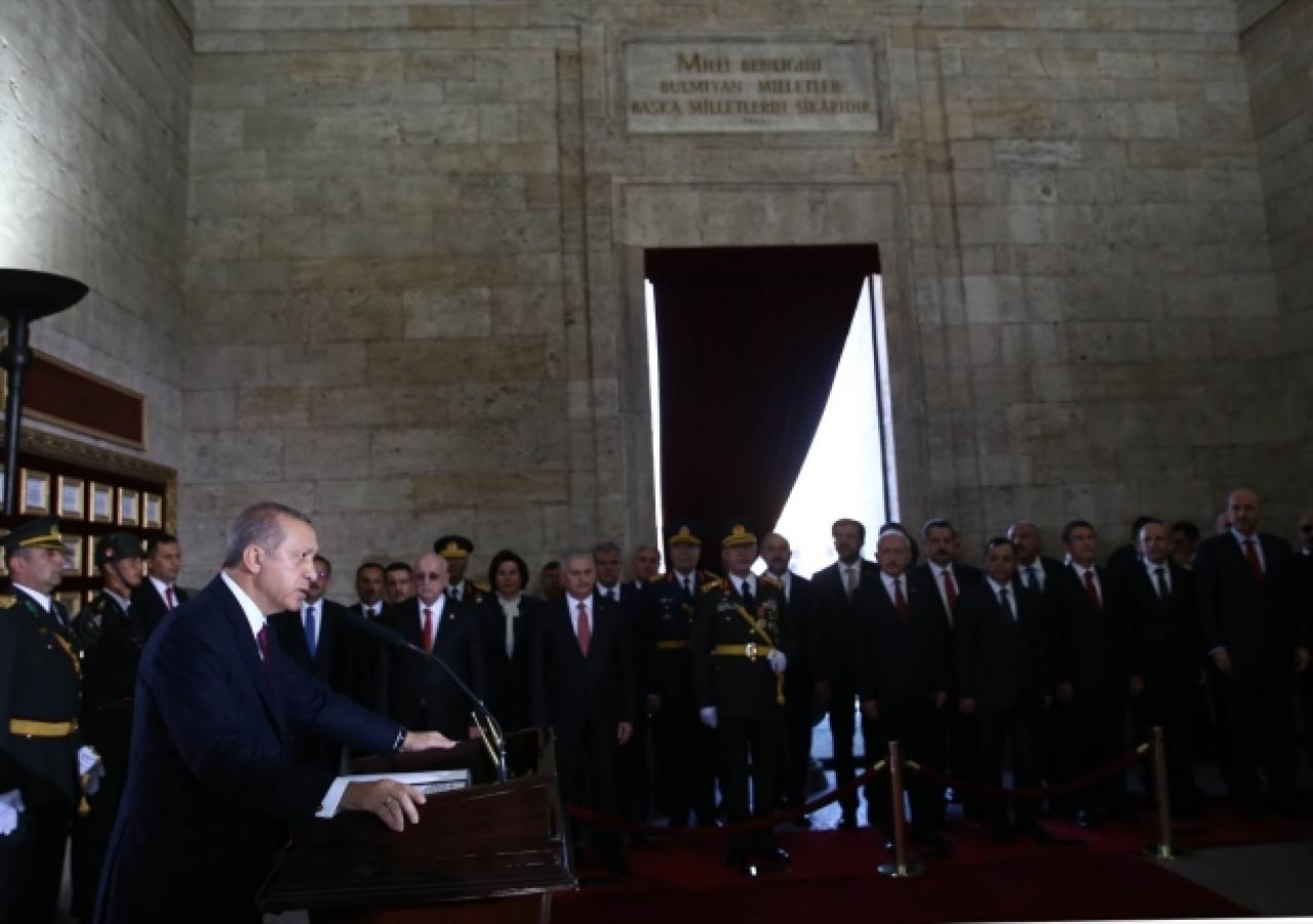 Cumhurbaşkanı Erdoğan Anıtkabir Özel Defterini imzaladı ve mesajını okudu