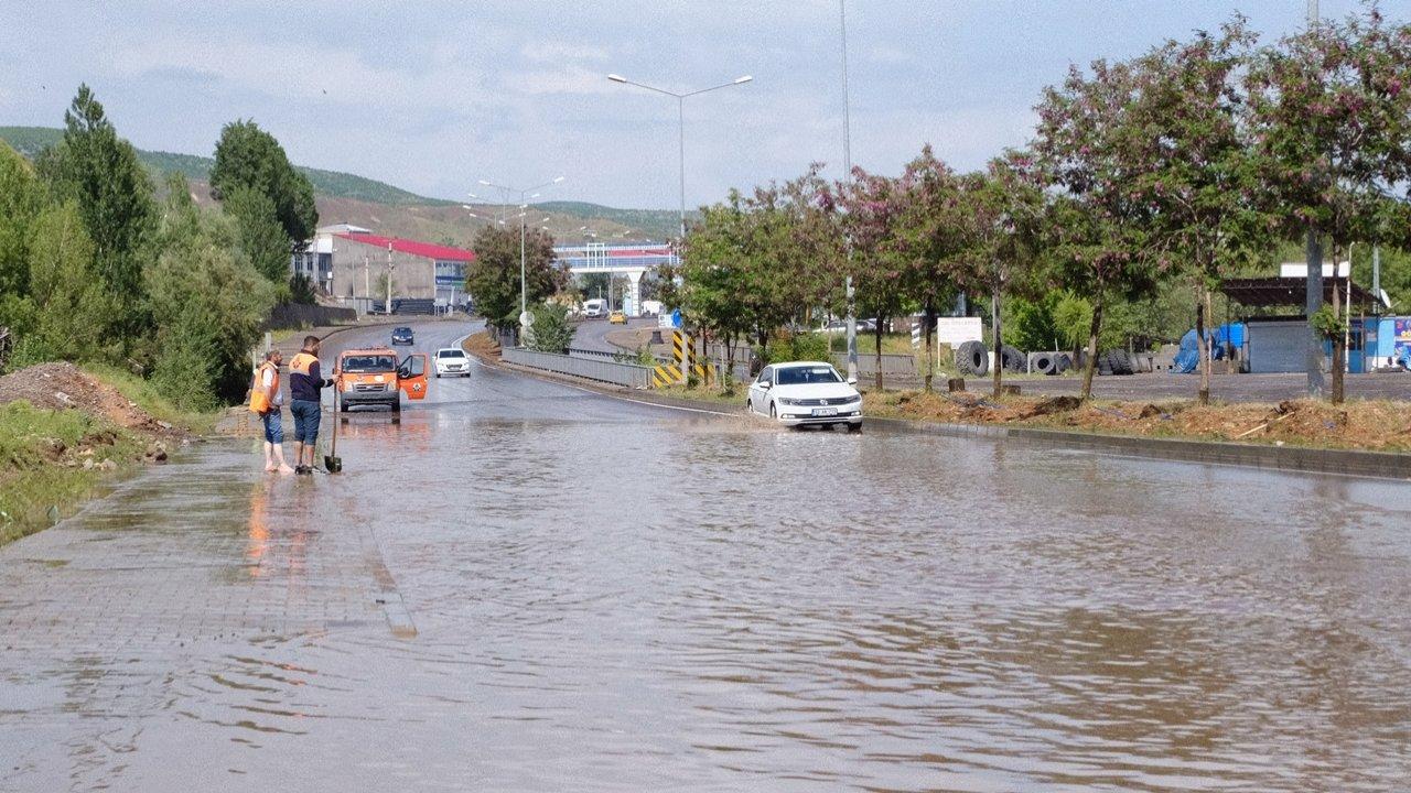 Bingöl'de sağanak ve dolu yağışı sürücülere zor anlar yaşattı