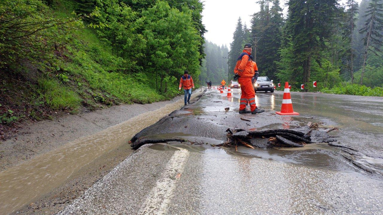 Bolu'da sağanak; dereler taştı, Abant yolu göçtü