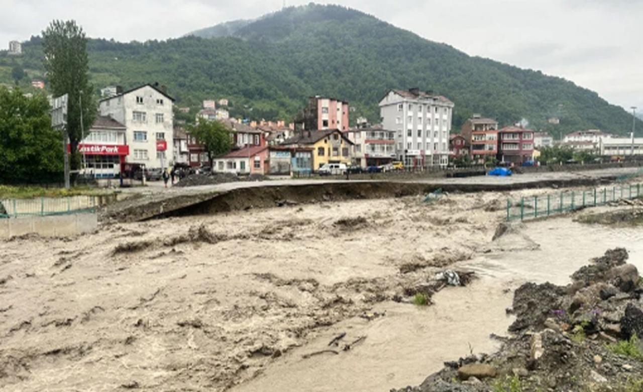 Karadeniz'de sel can aldı: İçişleri Bakanı Yerlikaya'dan kuvvetli yağış uyarısı