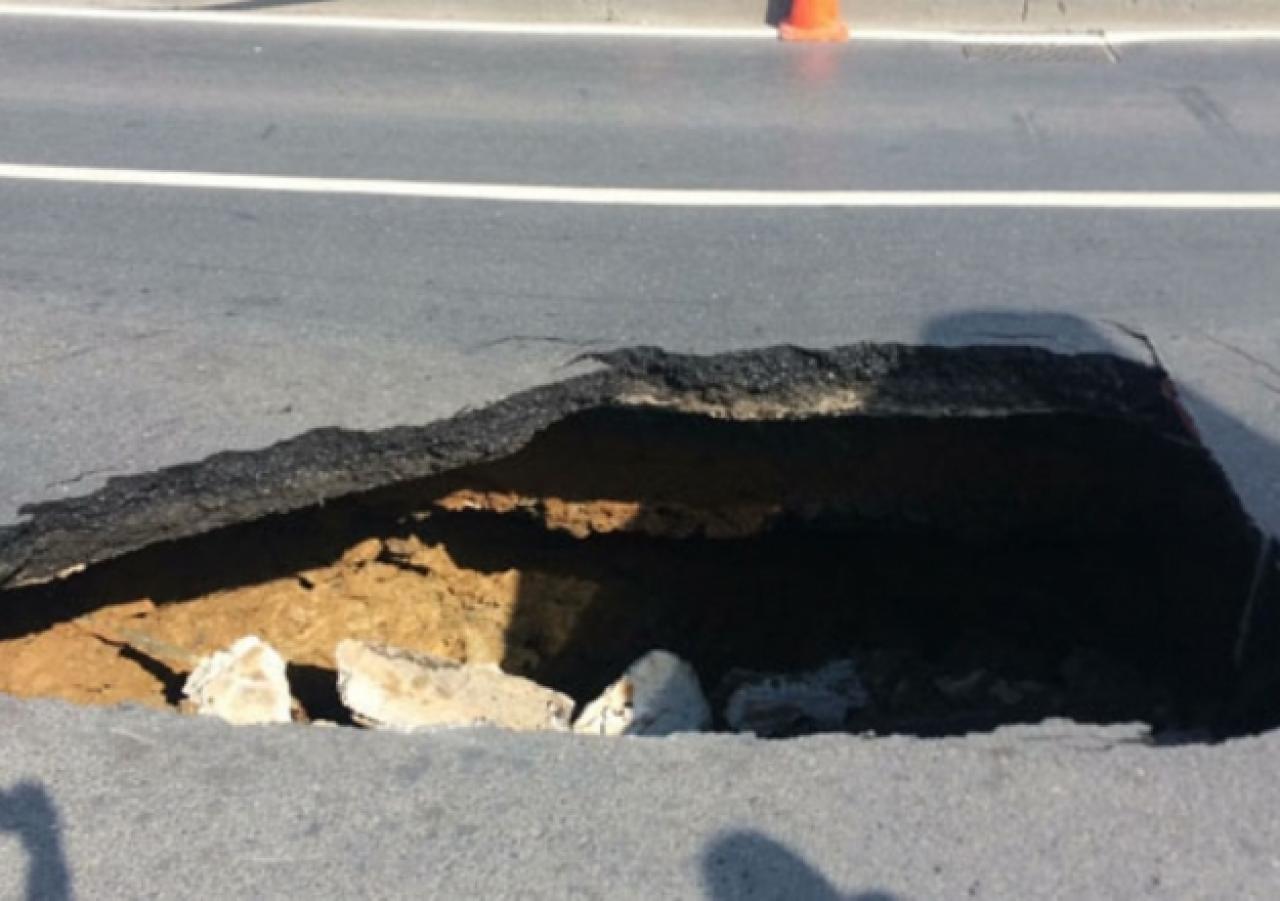 Bakırköy'de yol çökmesi!