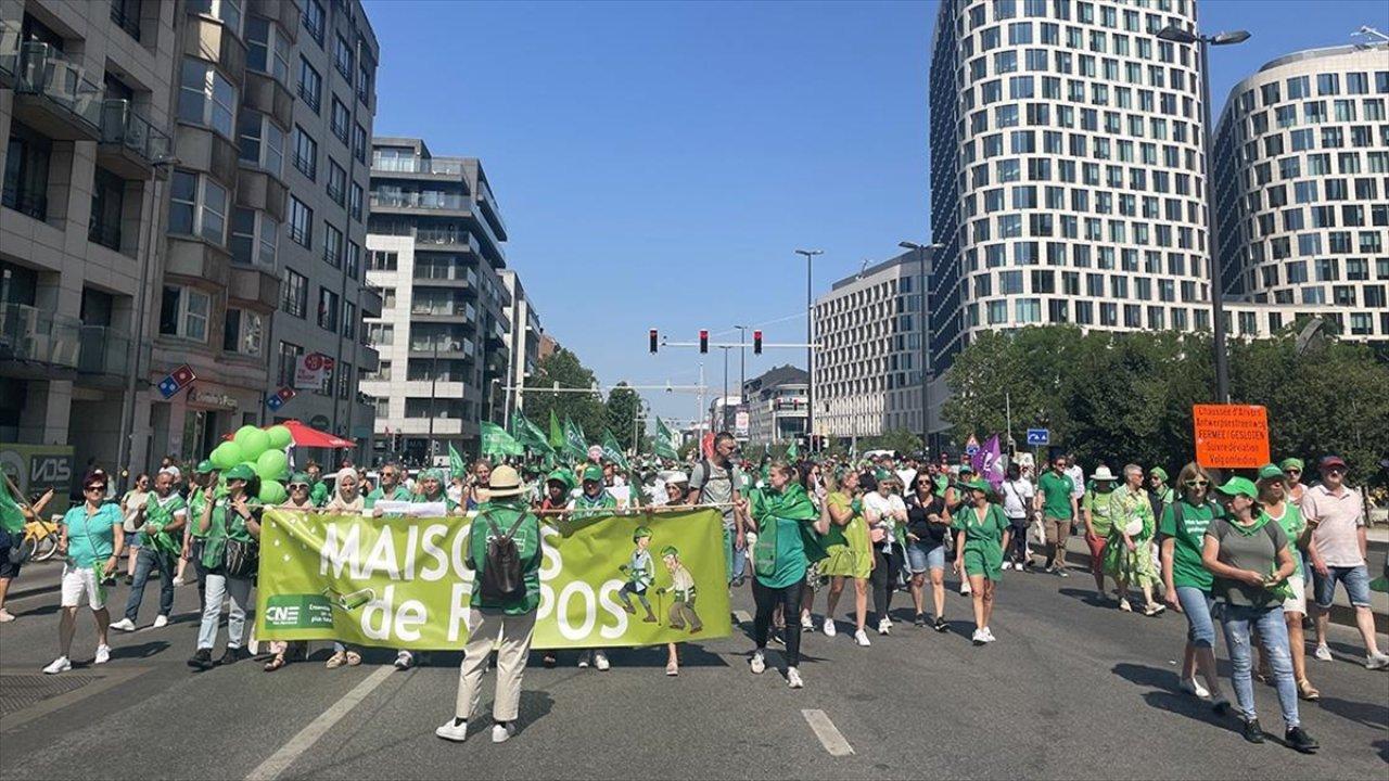 Sağlık sektörü çalışanlarından protesto: Binlerce kişi sokaklara döküldü