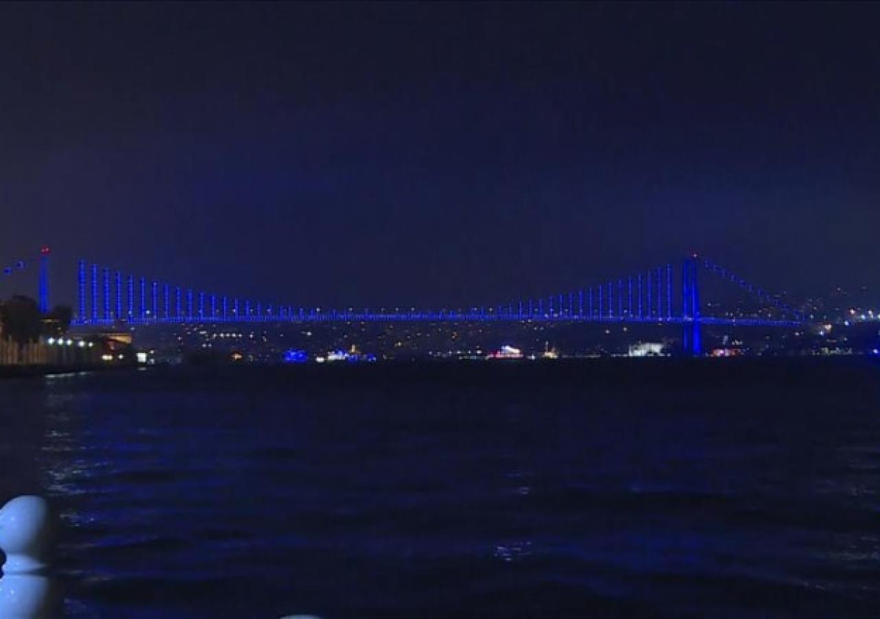 Galata Kulesi ve köprüler çocuk hakları için maviye büründü