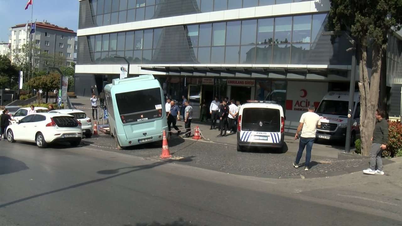 Yolcu minibüsü hastanenin bahçesine daldı