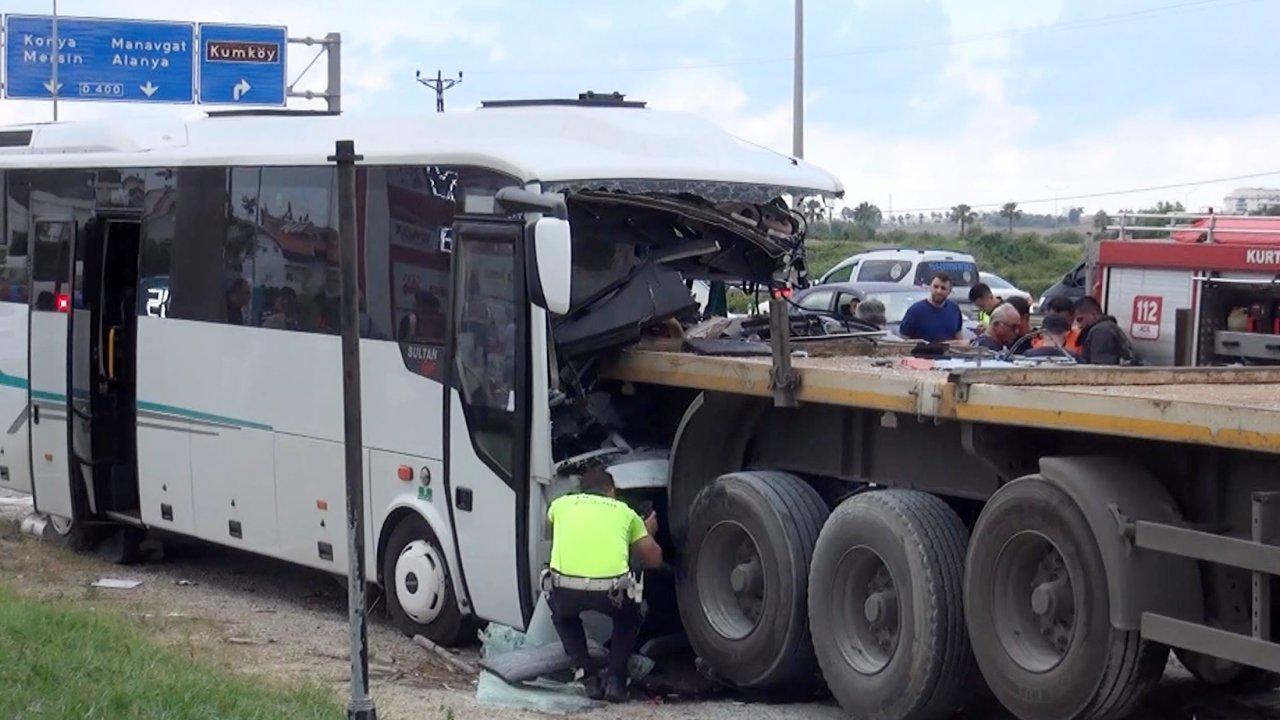 Turist taşıyan tur midibüsü kaza yaptı ölü ve yaralılar var