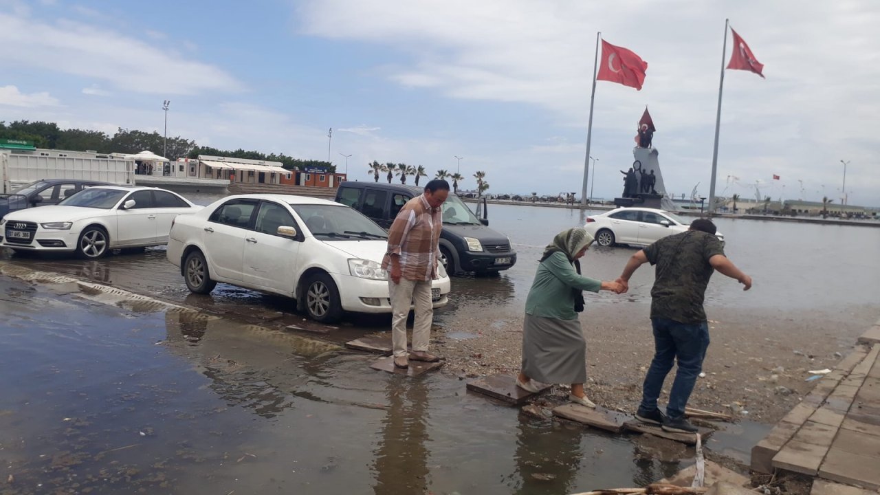 İskenderun'un kıyı şeridi yine sular altında