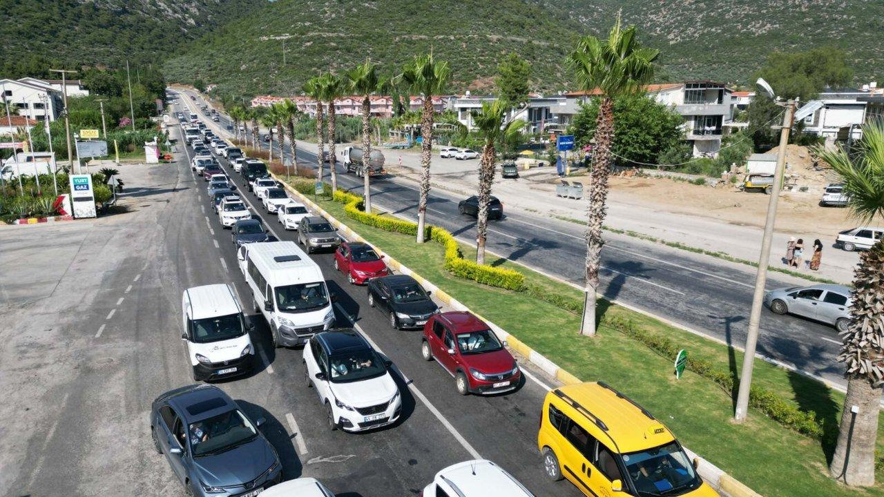 Kuşadası'na tatilci akını; 5 günde 135 bin araç giriş yaptı