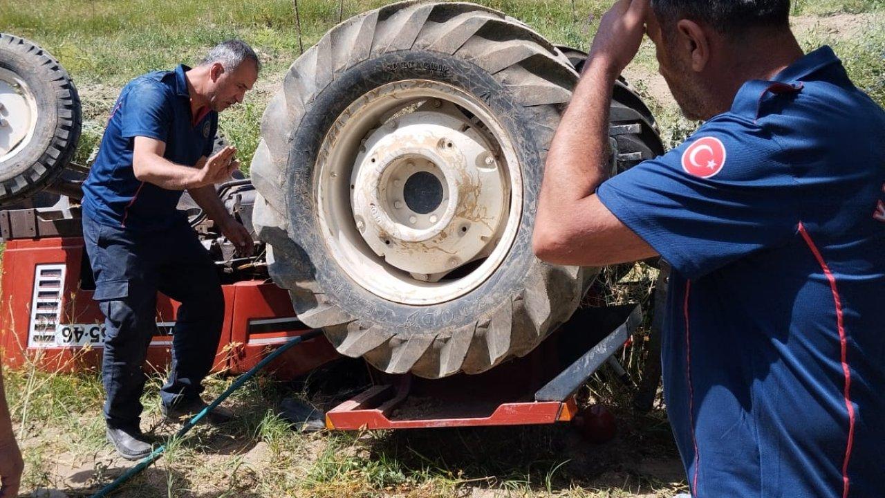 Kullandığı traktörün altında can verdi