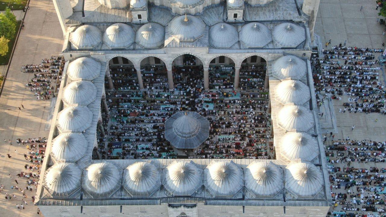 Bayram namazında Fatih Camii doldu, taştı