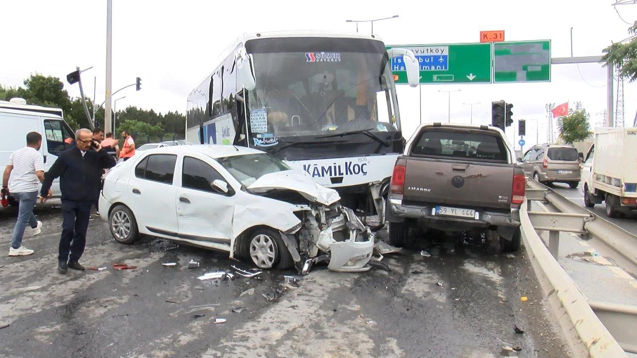 Yolcu otobüsü yoldan çıktı, ters yöndeki araçlara çarptı!