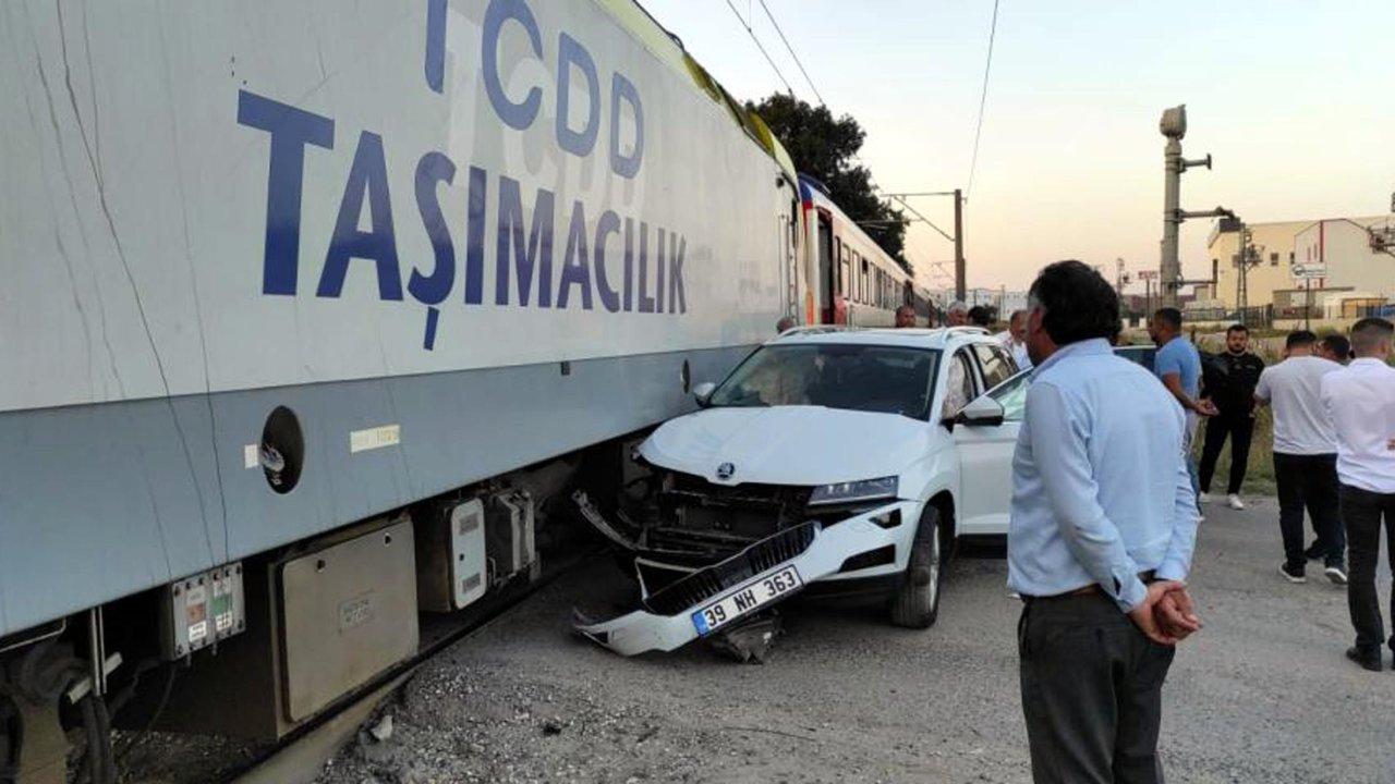 Otomobil, hemzemin geçitte yolcu trenine çarptı