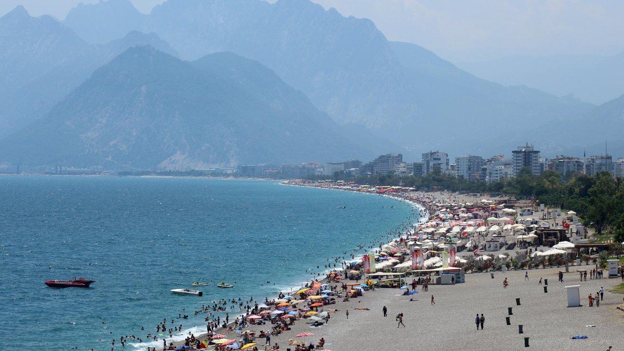 Antalya sahilleri yabancı turistlere ve yerlilere kaldı