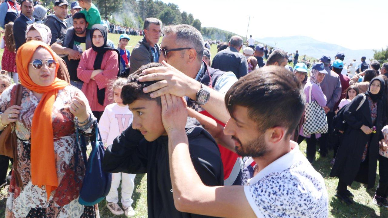 Gösteride ciritler seyircilerin kafasına isabet etti!