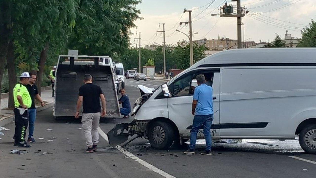 2 minibüs kafa kafaya çarpıştı: 8 yaralı