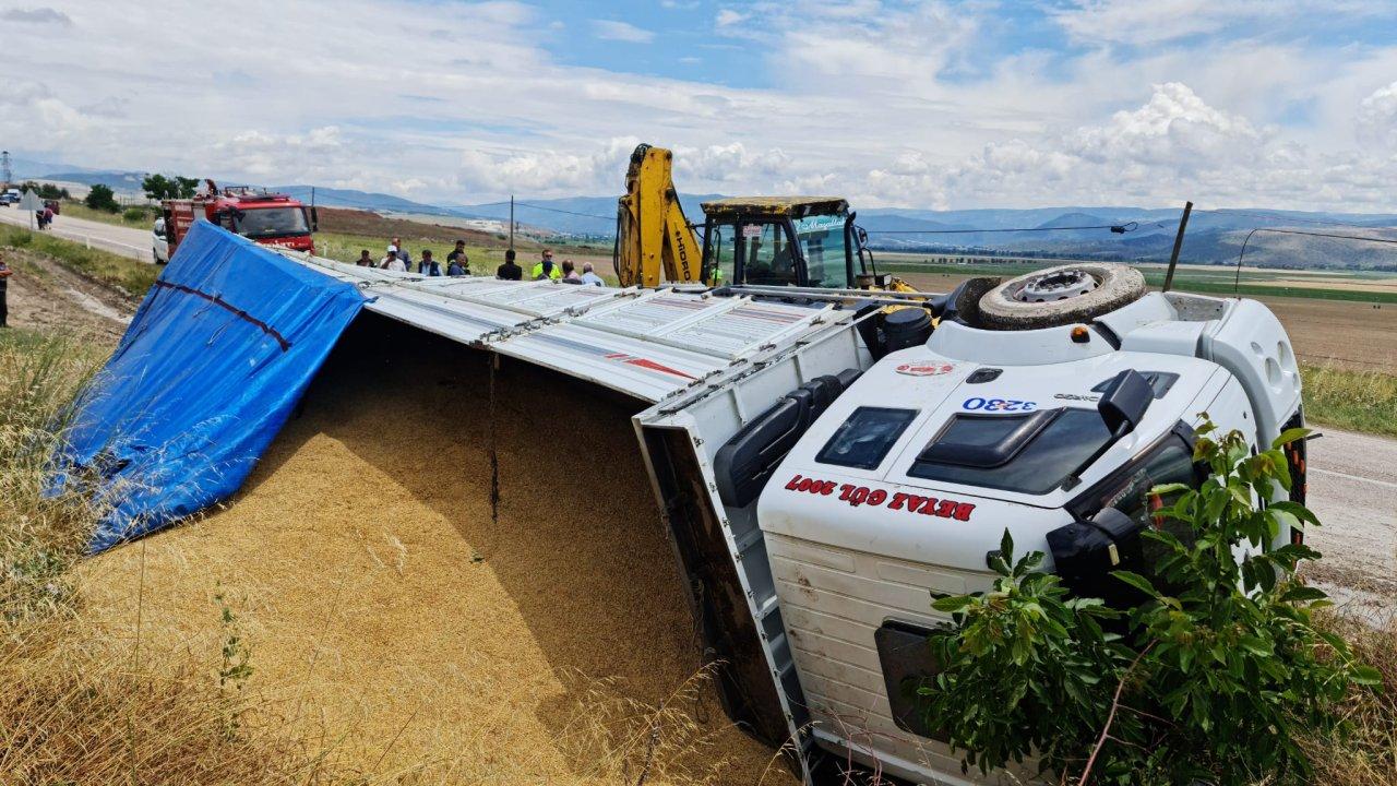 Buğday yüklü TIR devrildi, ürünler yola saçıldı