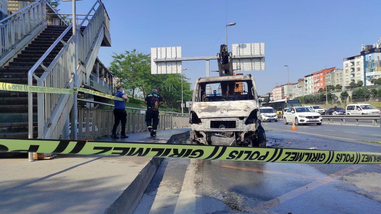 Dumanlar yükseldi! Aracın yanmasına engel olamadı