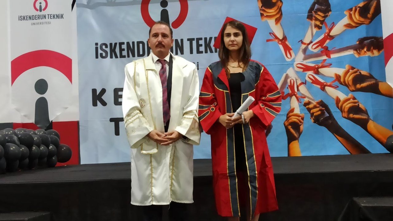 Depremde ölen kardeşinin kep ve cübbesini giyip diplomasını aldı