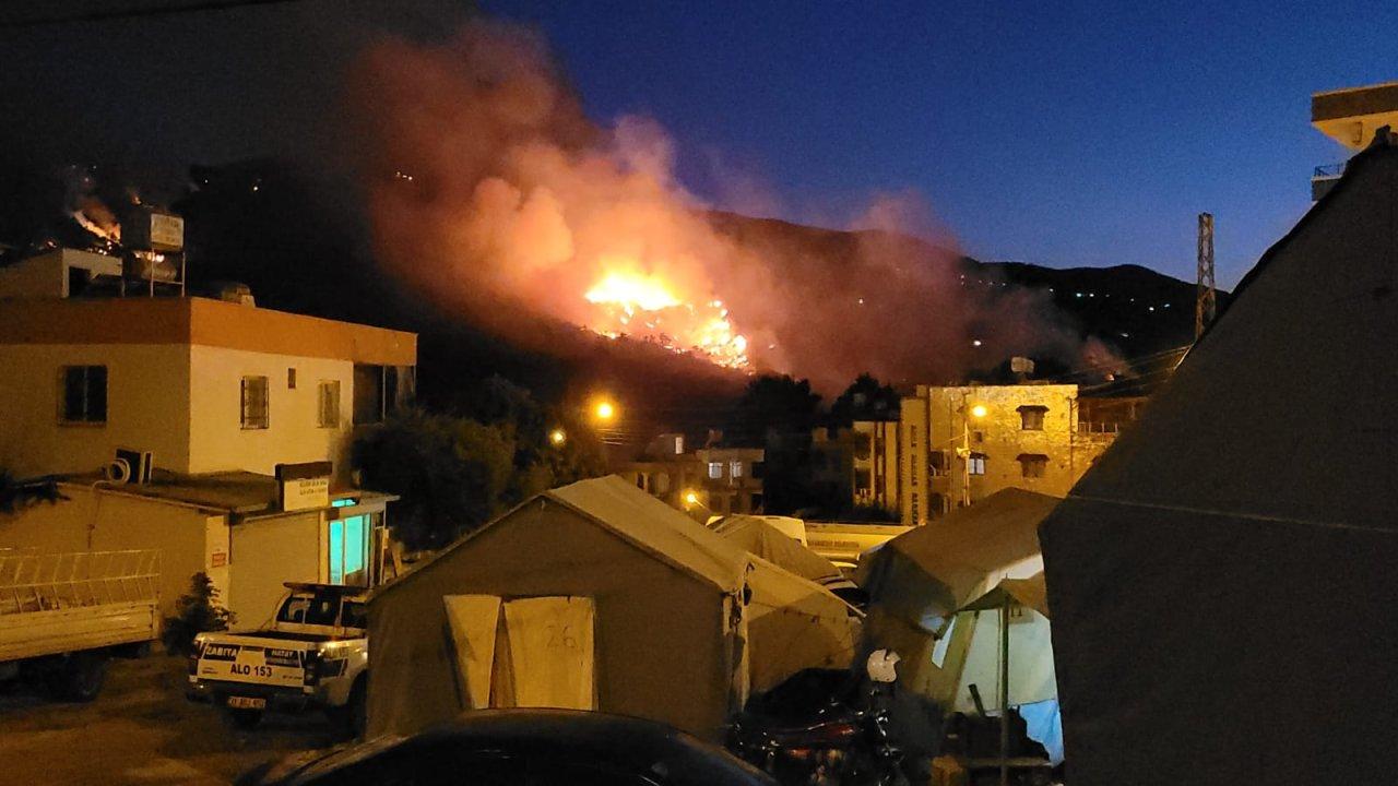 Hatay'da orman yangını! Gece görüşlü helikopter devrede