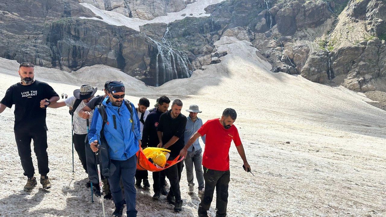 Kırılan buzulların arasına düşüp kaybolan 2 kişiyi arama çalışmaları sürüyor