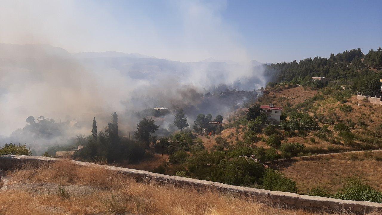 Kahramanmaraş'taki orman yangını evlere sıçradı