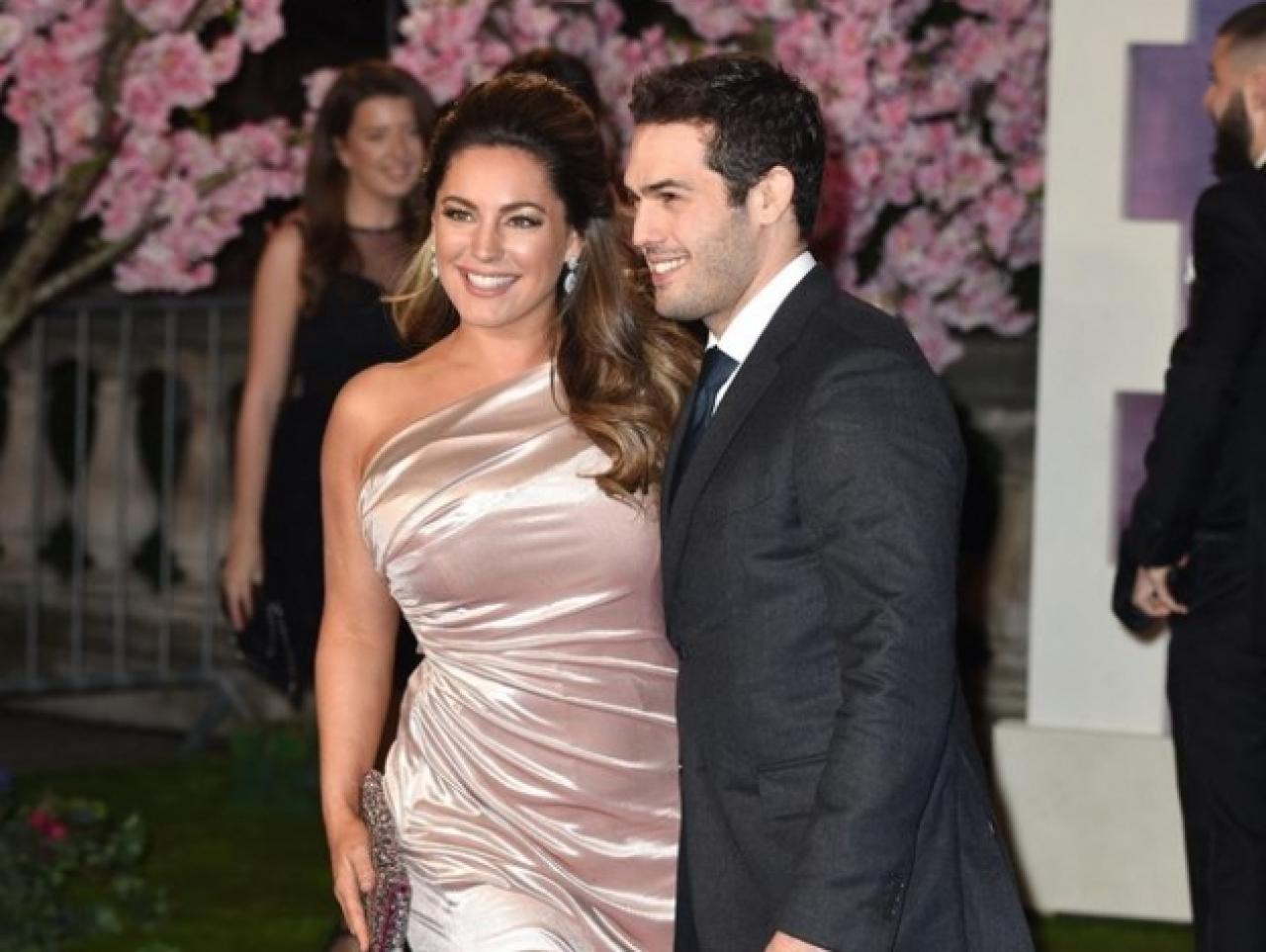 Kelly Brook'tan bu kez göğüs değil bacak dekoltesi