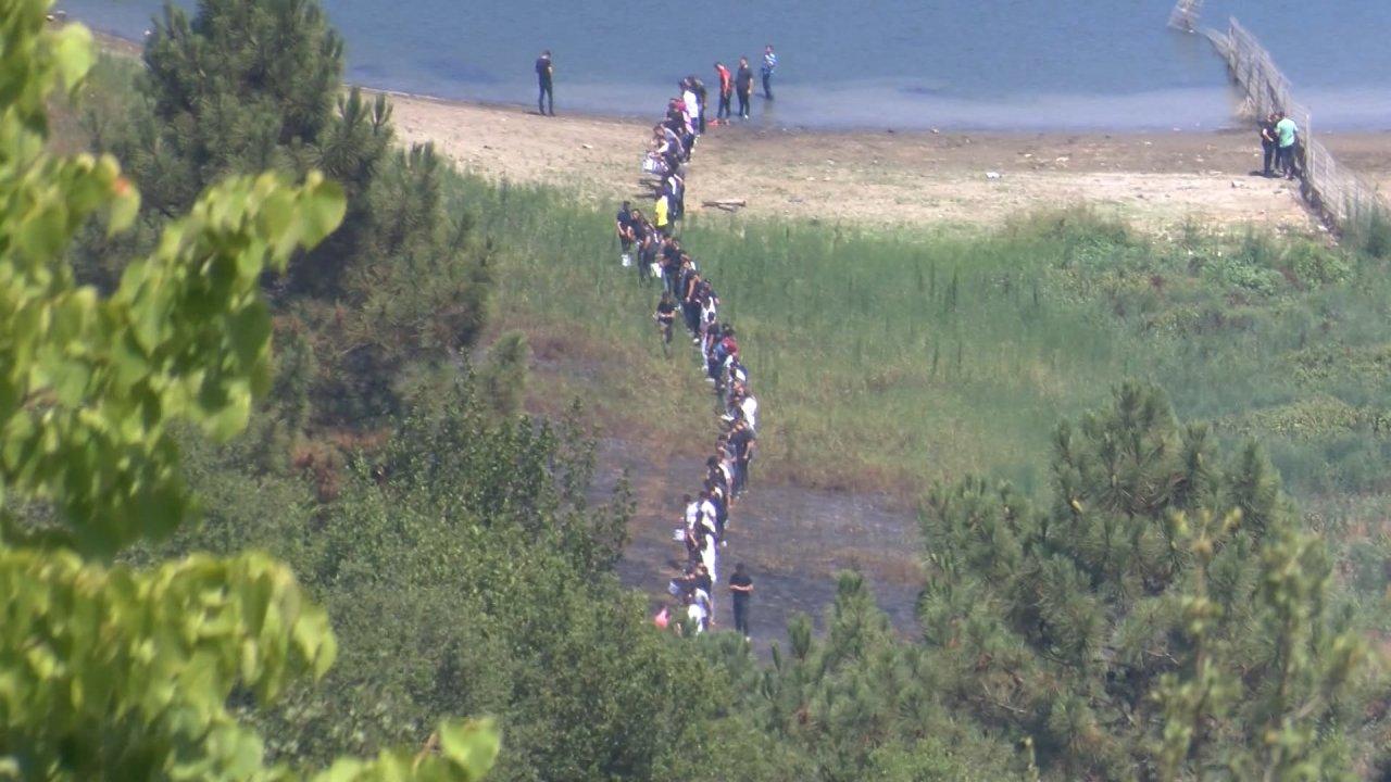 Orman yangınına 'insan zinciri' ile su taşıdılar