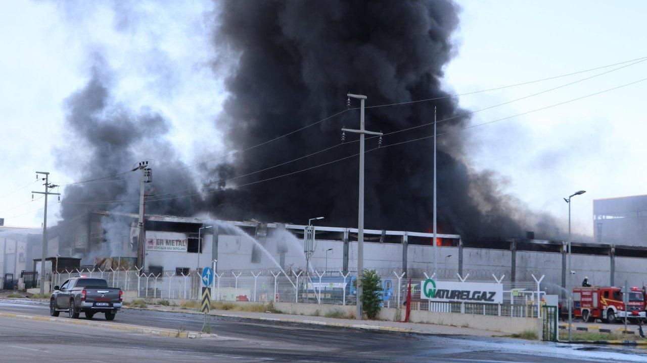 Denizli'de geri dönüşüm tesisinde yangın