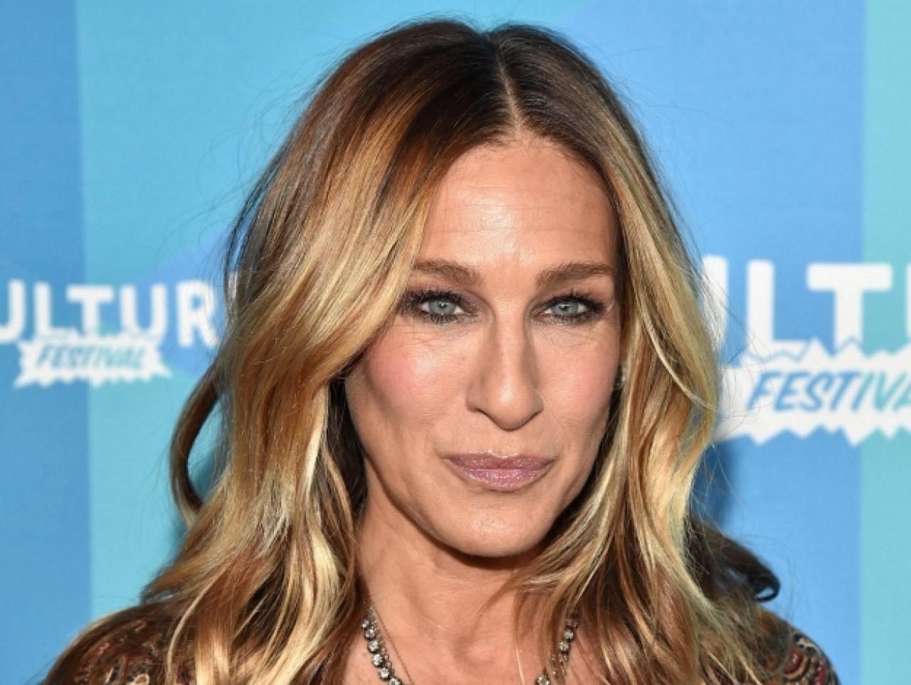 Sarah Jessica Parker Demirtaş'ın kitabını okuyor