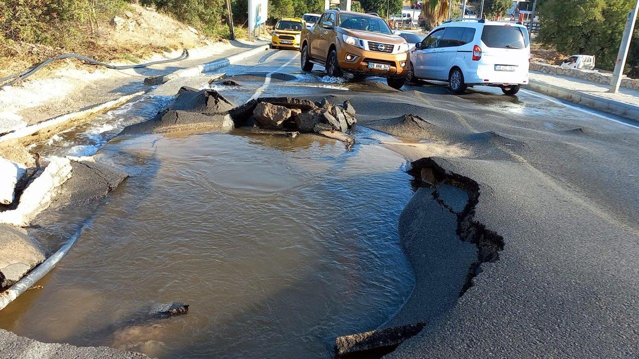 Su isale hattı patladı: Cadde suyla doldu, asfaltta çukur oluştu