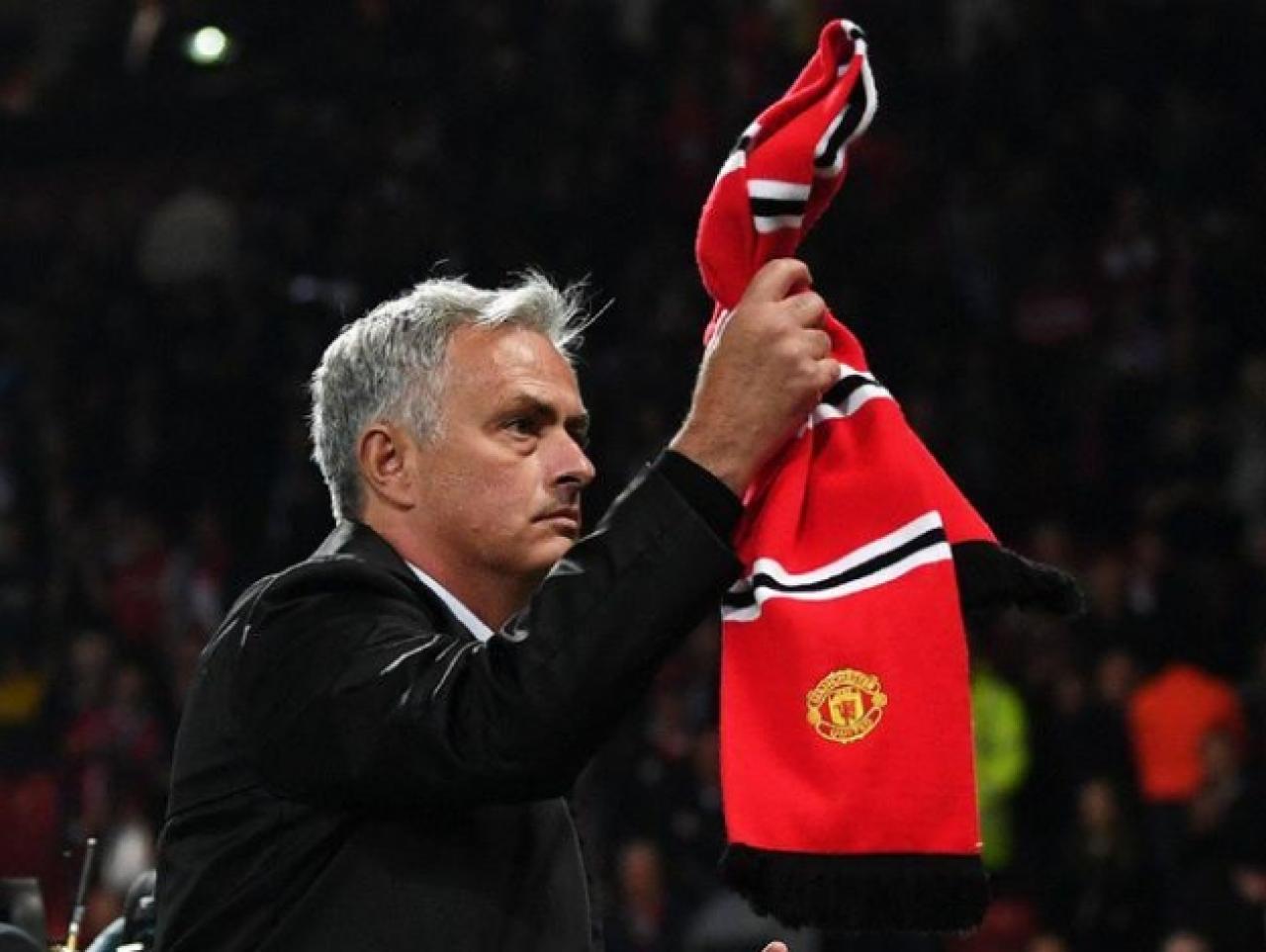 Manchester United Jose Mourinho'yu kovdu!