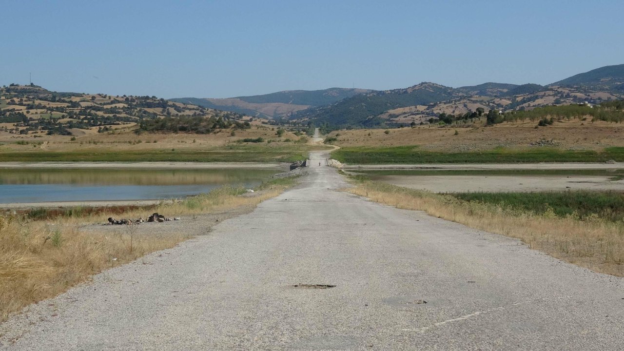 Tehlike çanları çalıyor: Barajda su seviyesi düştü, eski kara yolu ortaya çıktı