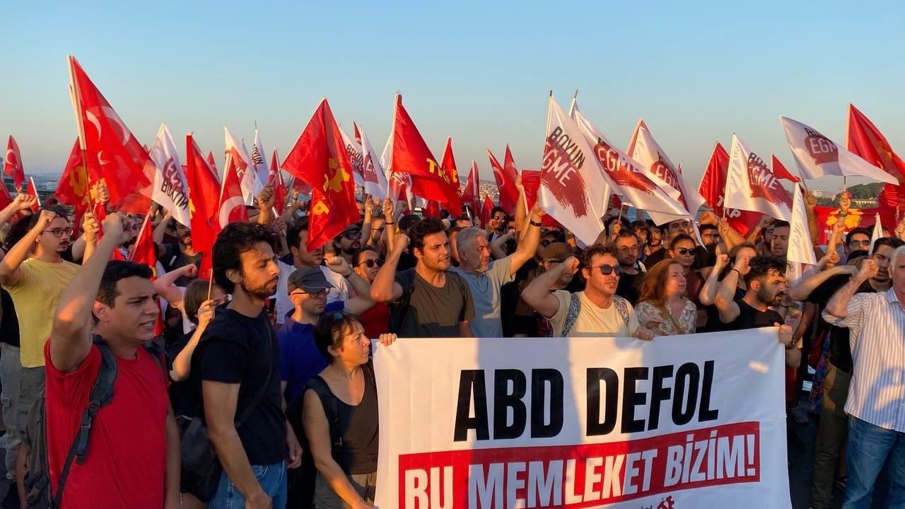 Sarayburnu’ndaki ABD savaş gemisine protesto!