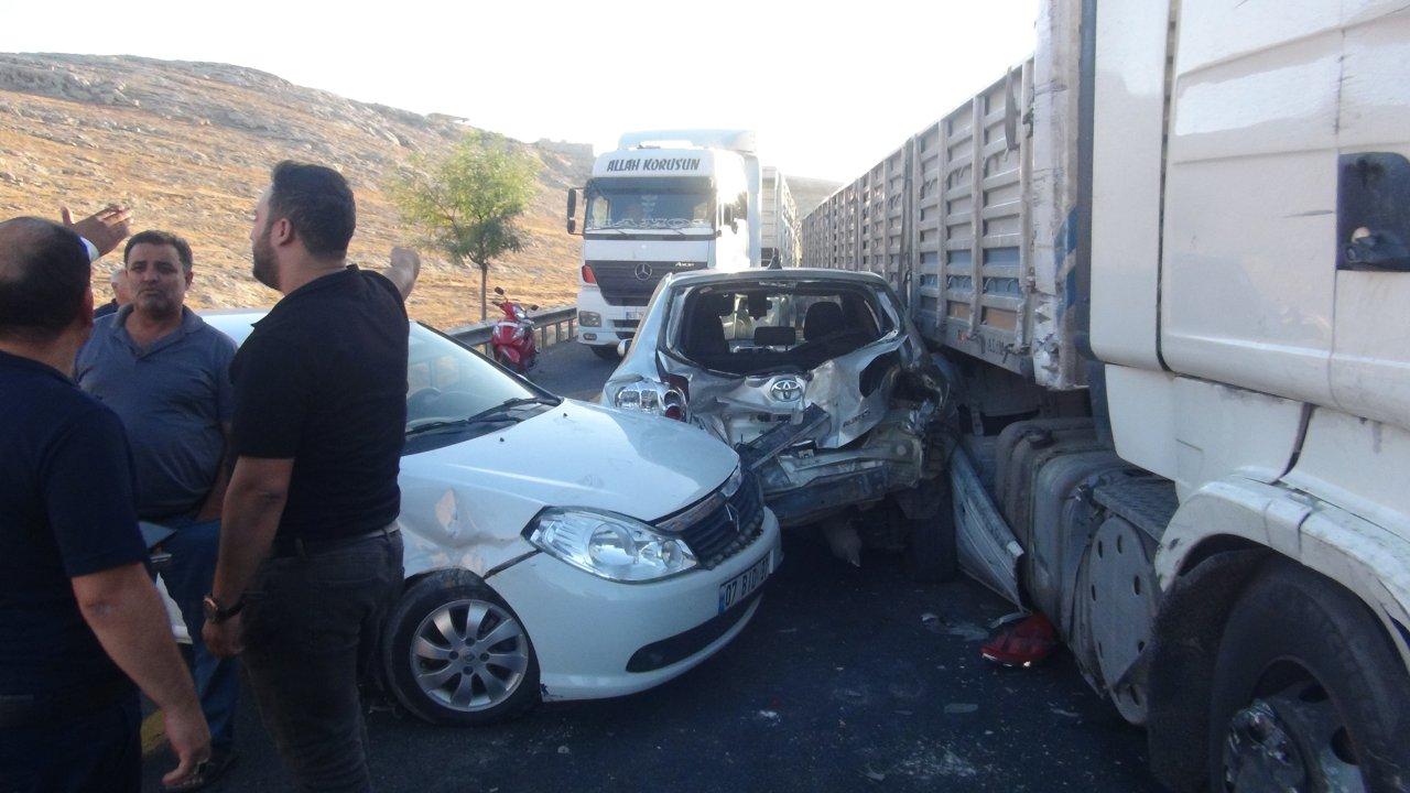 TIR 8 aracın arasına daldı! Ortalık savaş alanına döndü: 5 yaralı